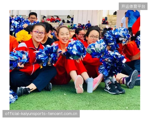 拉拉队员同步表演：为主队加油，声浪不断